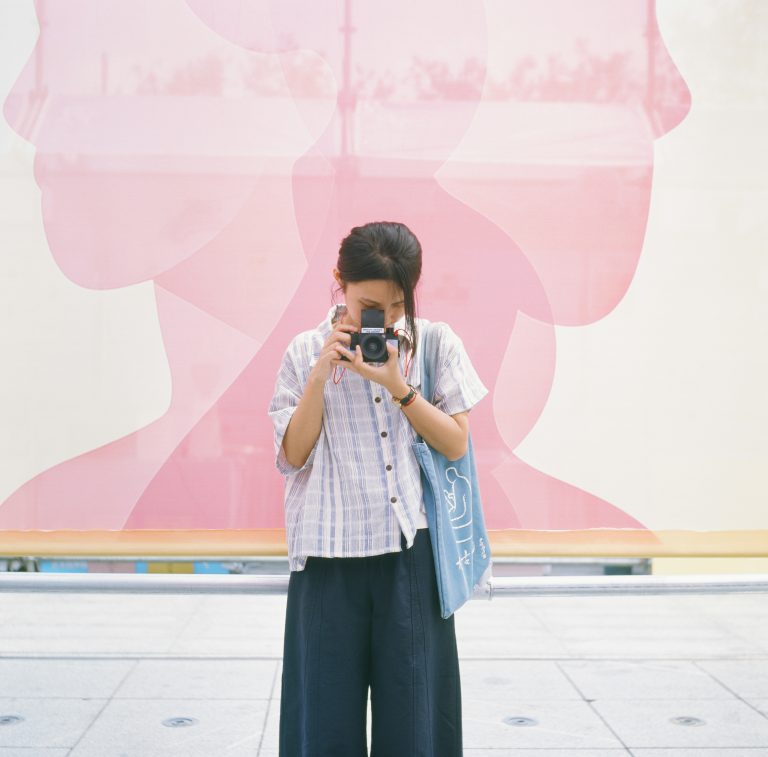 mujer haciendo foto con cámara